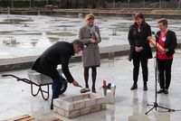 Kreispräsident Peter Labendowicz bei der Grundsteinlegung, beobachtet von Karin Prien, Manja Biel und Susanne Senftleben(Foto: B. Glatki)