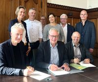 Gruppenbild von der Unterzeichnung des Ausbildungskonzeptes